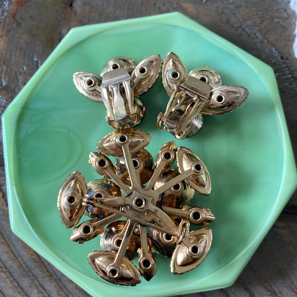 VINTAGE BROOCH AND CLIP EARRINGS - Picture 2 of 2